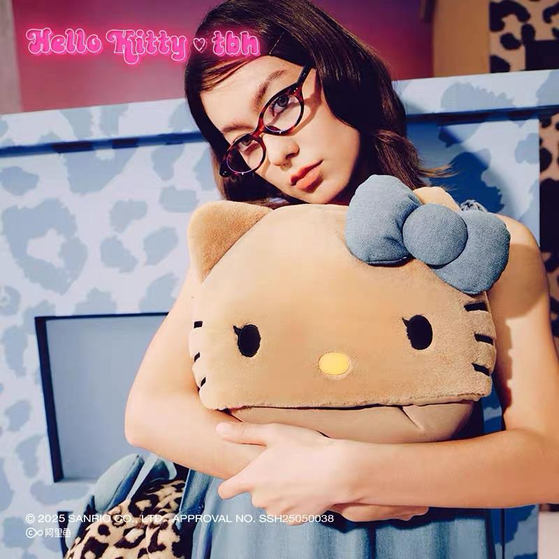 𝐥𝐮𝐜𝐤𝐲☘️現貨 黑皮Kitty 旅行套裝 Hello Kitty 旅行枕 頸枕 毯子三件套 牛仔帆布袋 U型枕-細節圖2