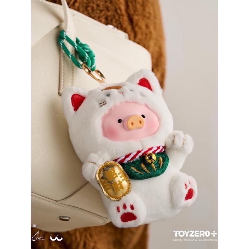 𝐥𝐮𝐜𝐤𝐲☘️ 罐頭豬LuLu 一喵在手 財富我有 膠臉毛絨掛件 公仔 LuLu豬 招財貓-細節圖3