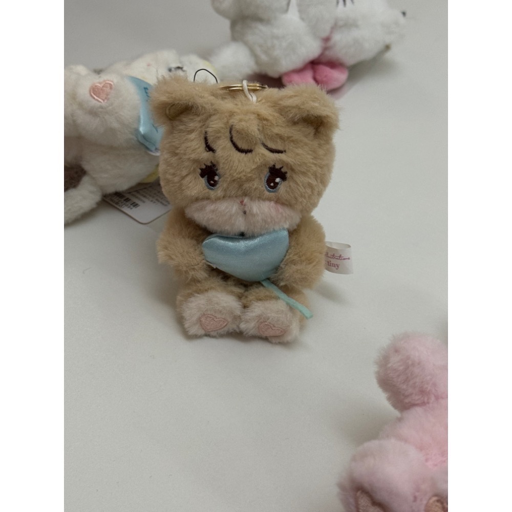 mikko illustrations *meets* tiny tiny聯名系列 愛心扣吊飾娃娃 🧘🏼🍨-規格圖3