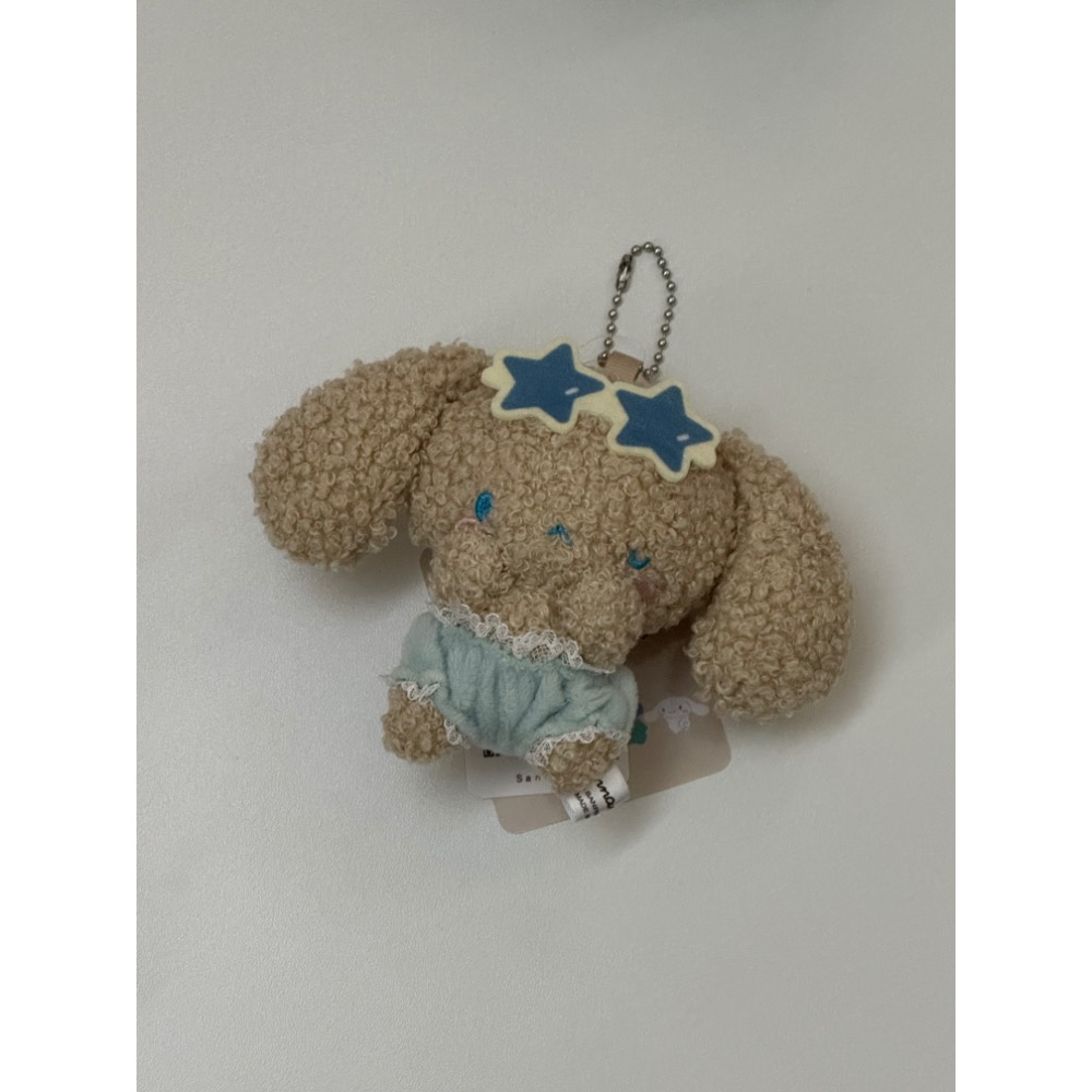 三麗鷗 AS KNOW AS plus聯名 Vacation系列 烤焦曬黑吊飾別針娃娃 ✉️🪶-規格圖2