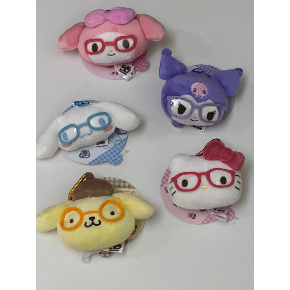 美版 三麗鷗 眼鏡造型系列愛心扣大頭吊飾娃娃 凱蒂 美樂蒂 布丁狗 酷洛米 大耳狗 💖💿-細節圖3