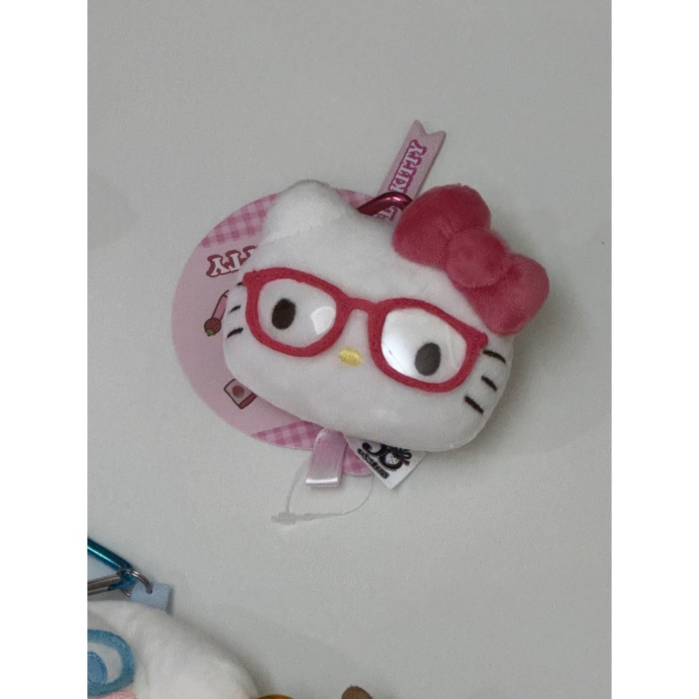 美版 三麗鷗 眼鏡造型系列愛心扣大頭吊飾娃娃 凱蒂 美樂蒂 布丁狗 酷洛米 大耳狗 💖💿-規格圖3