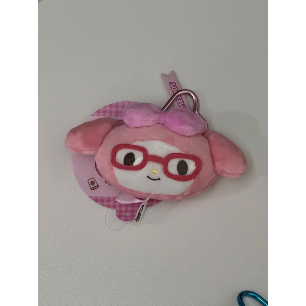 美版 三麗鷗 眼鏡造型系列愛心扣大頭吊飾娃娃 凱蒂 美樂蒂 布丁狗 酷洛米 大耳狗 💖💿-規格圖3