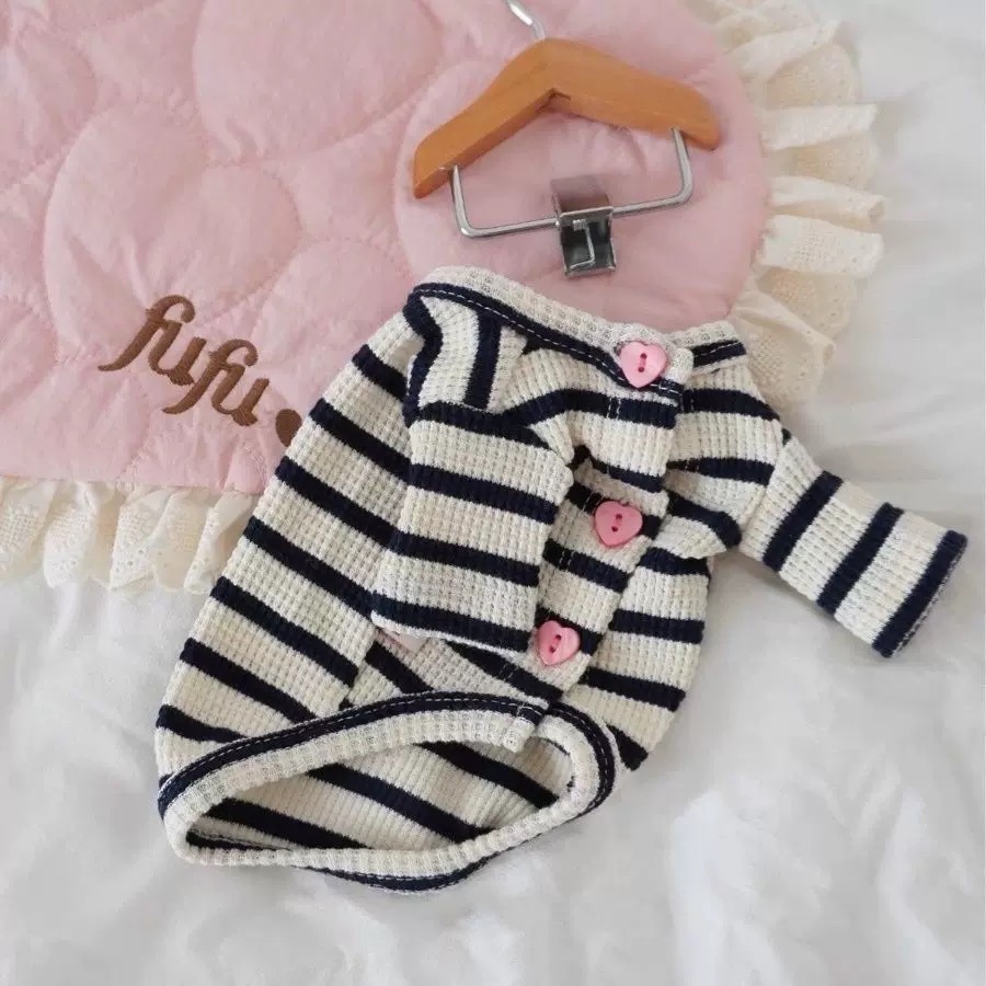 ♡【A40 預購 】針織條紋愛心釦兩腳衣 貓咪衣服 狗狗衣服 寵物衣服  寵物服飾 寵物親子裝 吉娃娃貴賓瑪爾-細節圖2