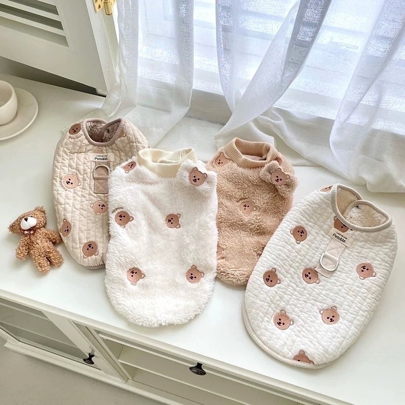 ♡【A02 預購】毛絨絨刺繡小熊軟糯背心 貓狗衣服 寵物衣服 巧乖寵物 貴賓比熊瑪爾濟斯吉娃娃衣服-細節圖2