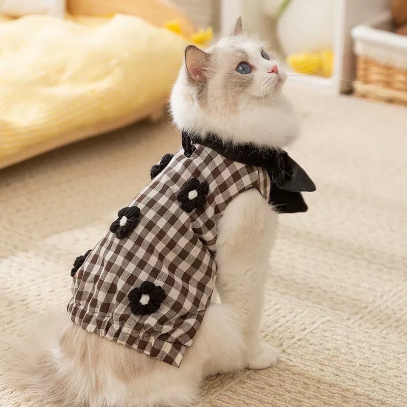 ♡【 H11 預購 】咖色格子底立體小花翻領鋪棉背心-細節圖2