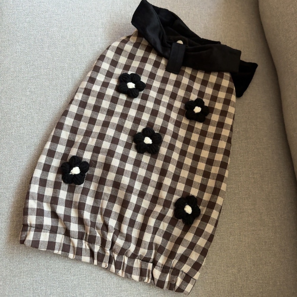 ♡【 H11 預購 】咖色格子底立體小花翻領鋪棉背心-細節圖5