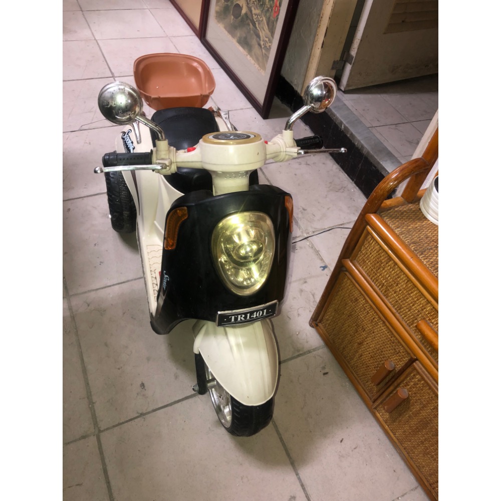 板橋 小孩機車 偉士牌造型 適合當裝潢擺設 電池似乎無法續電但往前行大燈卻能亮-細節圖2