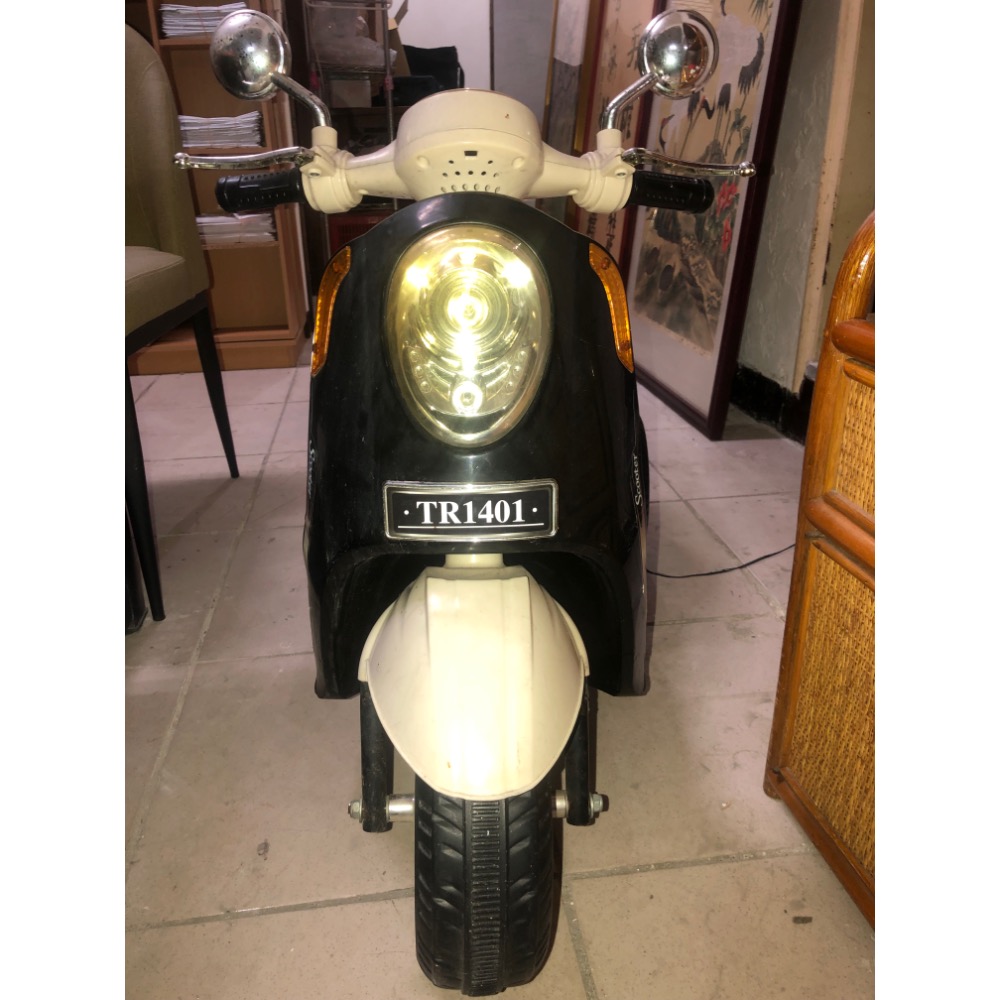 板橋 小孩機車 偉士牌造型 適合當裝潢擺設 電池似乎無法續電但往前行大燈卻能亮-細節圖3