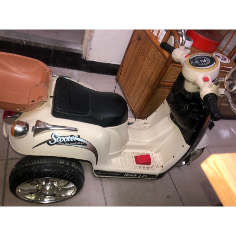 板橋 小孩機車 偉士牌造型 適合當裝潢擺設 電池似乎無法續電但往前行大燈卻能亮-細節圖4