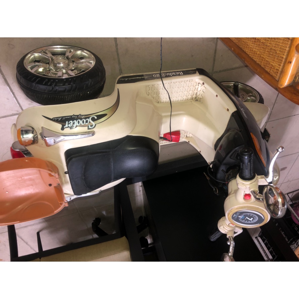 板橋 小孩機車 偉士牌造型 適合當裝潢擺設 電池似乎無法續電但往前行大燈卻能亮-細節圖5