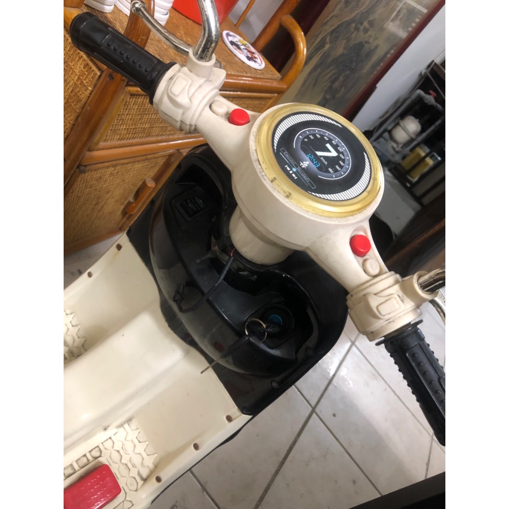 板橋 小孩機車 偉士牌造型 適合當裝潢擺設 電池似乎無法續電但往前行大燈卻能亮-細節圖6