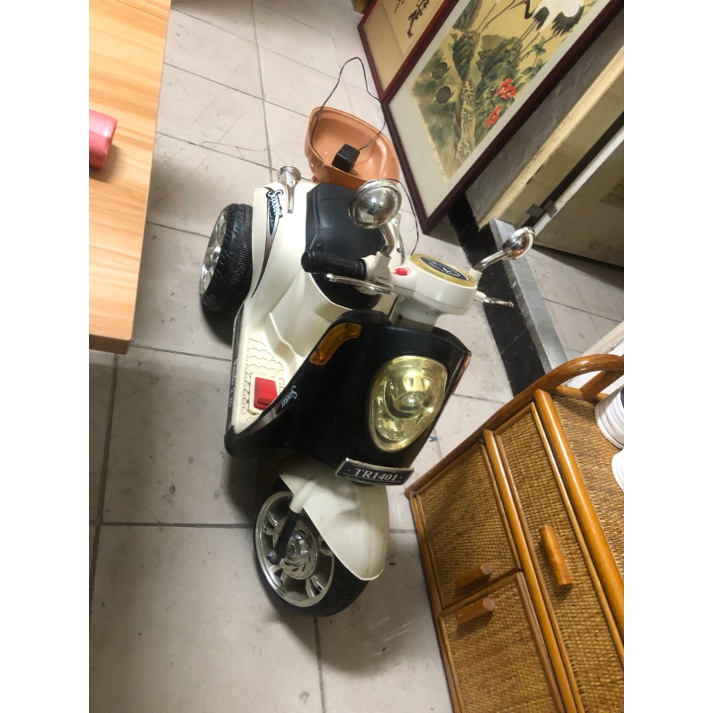 板橋 小孩機車 偉士牌造型 適合當裝潢擺設 電池似乎無法續電但往前行大燈卻能亮-細節圖7