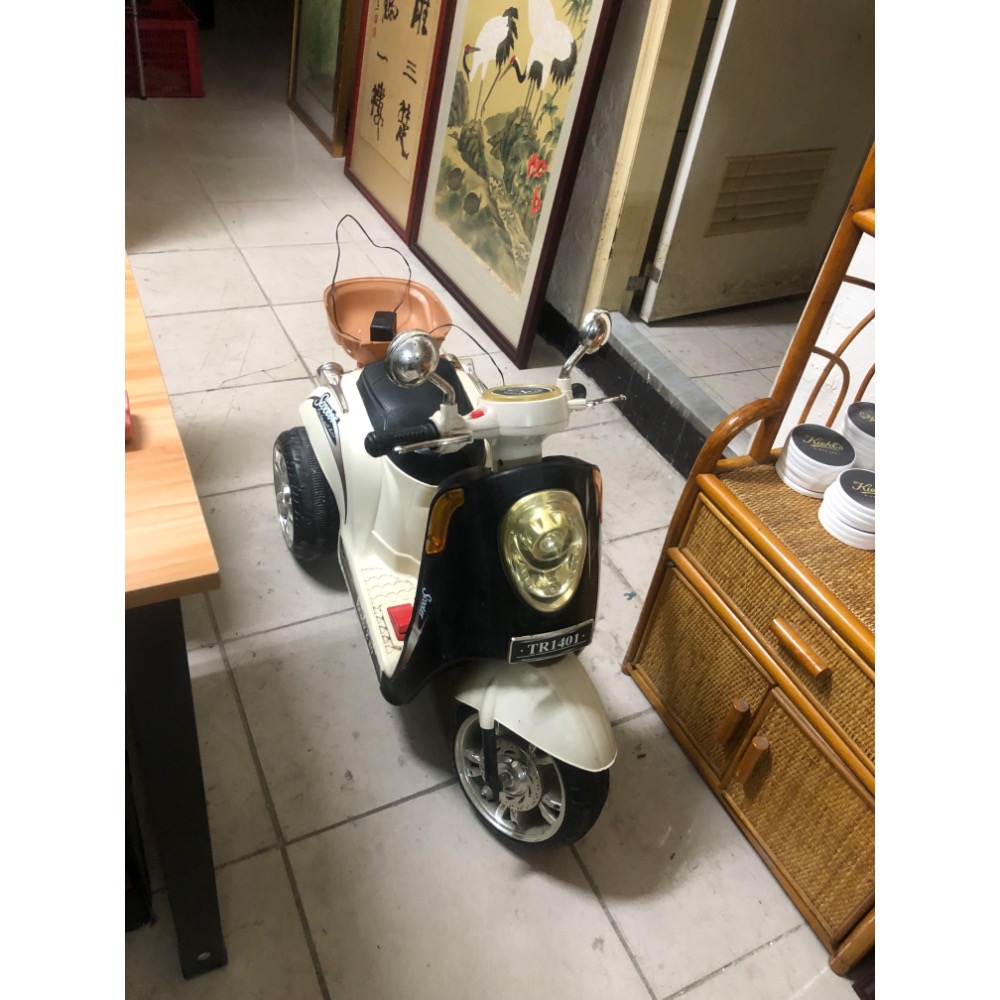 板橋 小孩機車 偉士牌造型 適合當裝潢擺設 電池似乎無法續電但往前行大燈卻能亮-細節圖8
