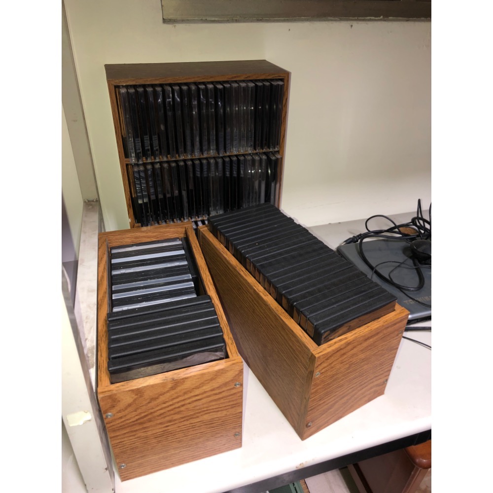 三個木製cd架 與 cd盒 一起售750-細節圖2