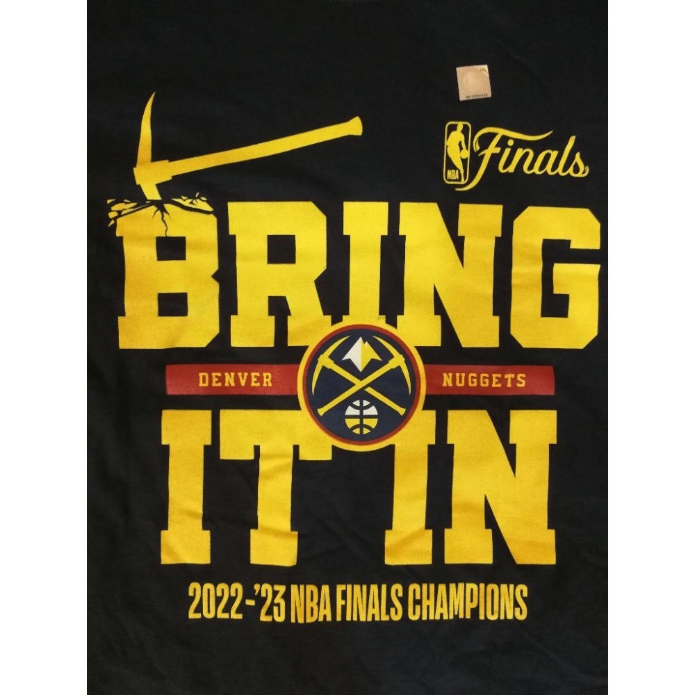 (冠軍特價) Fanatics NBA 丹佛金塊 2023 總冠軍「Bring It In」紀念短T (深藍)-細節圖5