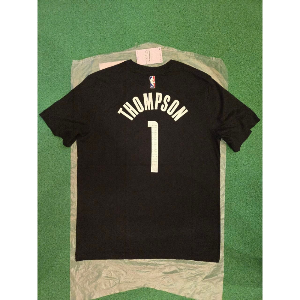 (限定下單) NBA 火箭隊網代購─Thompson 宣告版背號短T (Sz. L) + New Era 選秀可調式球帽-細節圖2