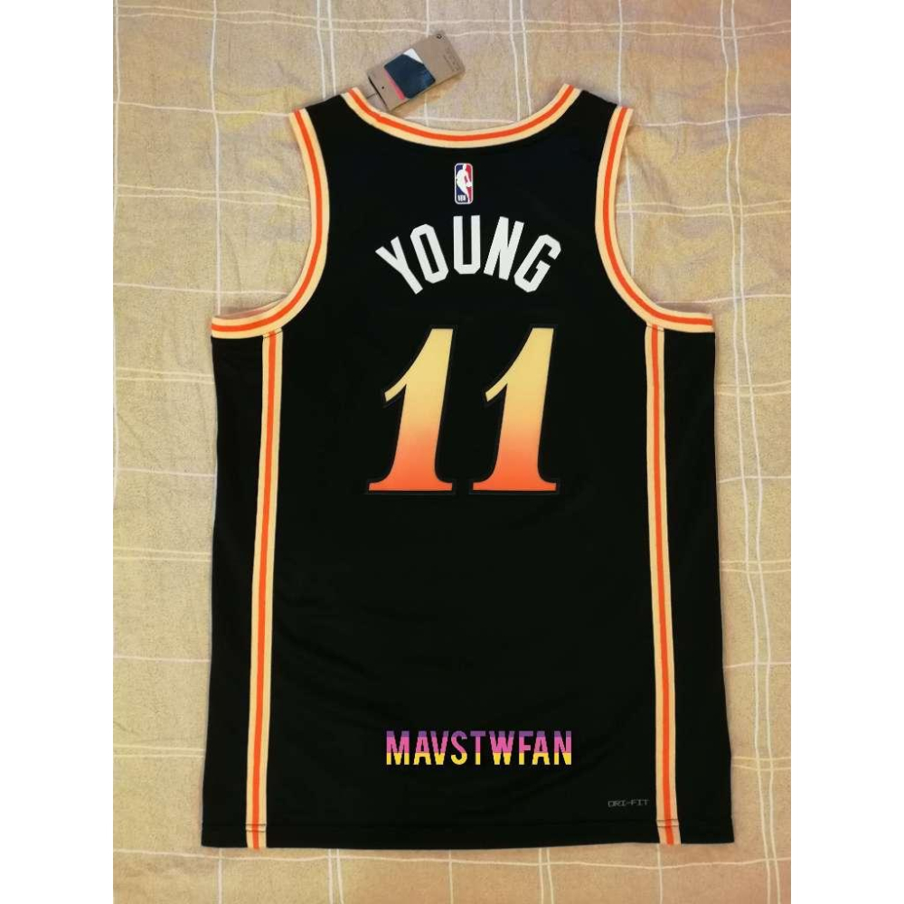 (出清特價) Nike Trae Young 亞特蘭大老鷹 22/23 城市版 SW 球衣 (L 48，原生贊助標)-細節圖2