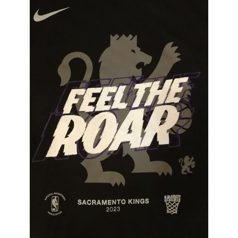 (出清特價) Nike NBA 沙加緬度國王 2023 季後賽「Feel The Roar」口號短T (Sz. M)-細節圖4