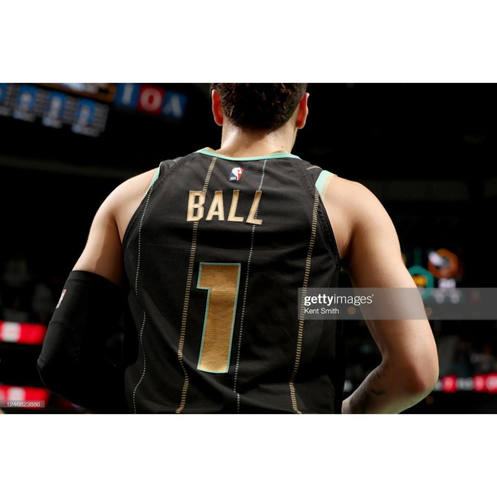 (出清特價) Nike LaMelo Ball 夏洛特黃蜂 22/23 城市版 AU 球衣 (場館限定原生贊助標)-細節圖4