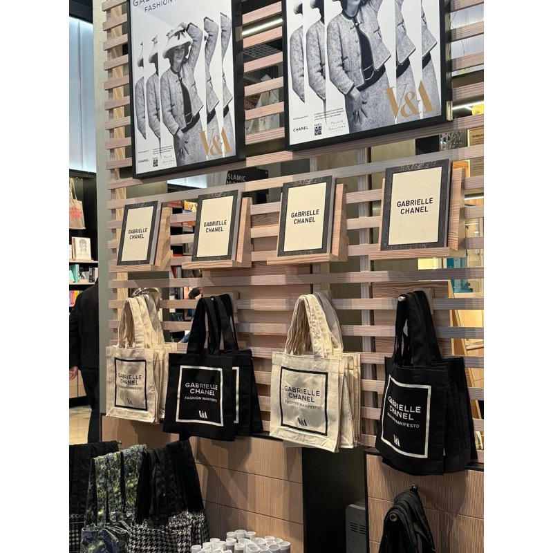 現貨 英國 V&A Museum x CHANEL聯名展 黑色 白色 帆布袋-細節圖7