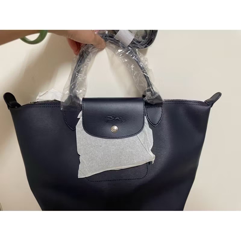 全新longchamp 深藍皮革二用水餃包-細節圖4