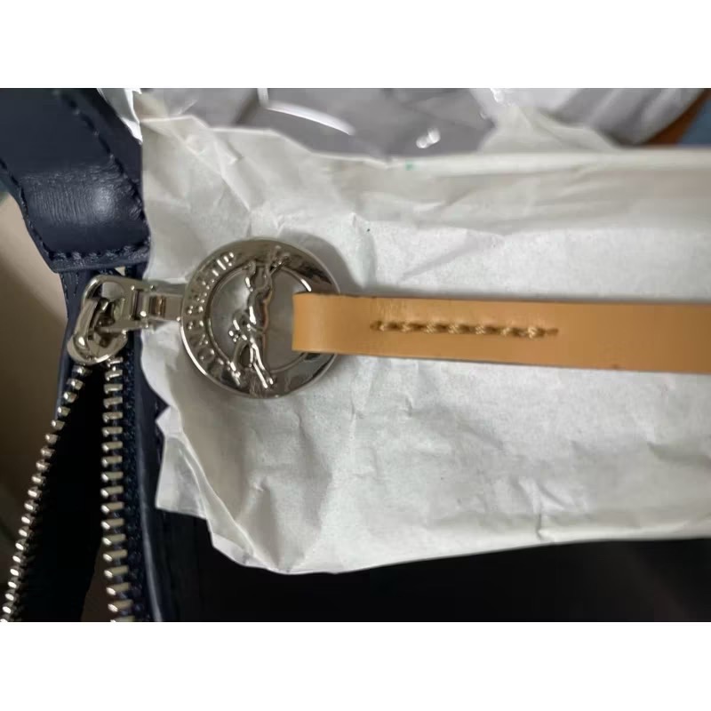 全新longchamp 深藍皮革二用水餃包-細節圖8