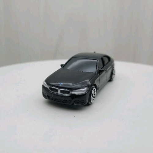 台灣現貨 全新盒裝~1:64~寶馬 BMW 550I 黑色 黑窗 合金 滑行車 模型車 玩具 小汽車 兒童 禮物 收藏