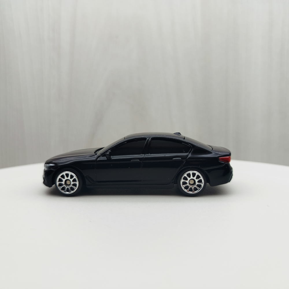 台灣現貨 全新盒裝~1:64~寶馬 BMW 550I 黑色  黑窗 合金 滑行車 模型車 玩具 小汽車 兒童 禮物 收藏-細節圖2