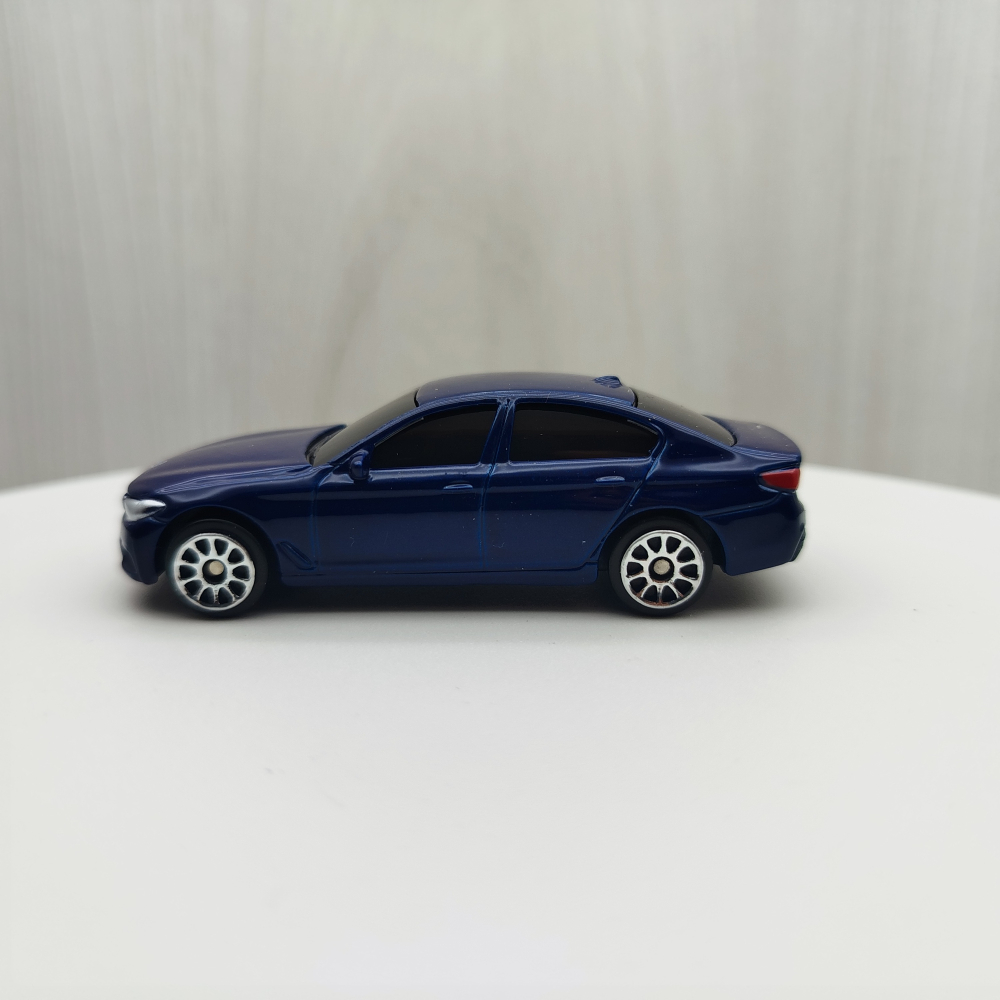 台灣現貨 全新盒裝~1:64~寶馬 BMW 550I 藍色 黑窗 合金 滑行車 模型車 玩具 小汽車 兒童 禮物 收藏-細節圖2