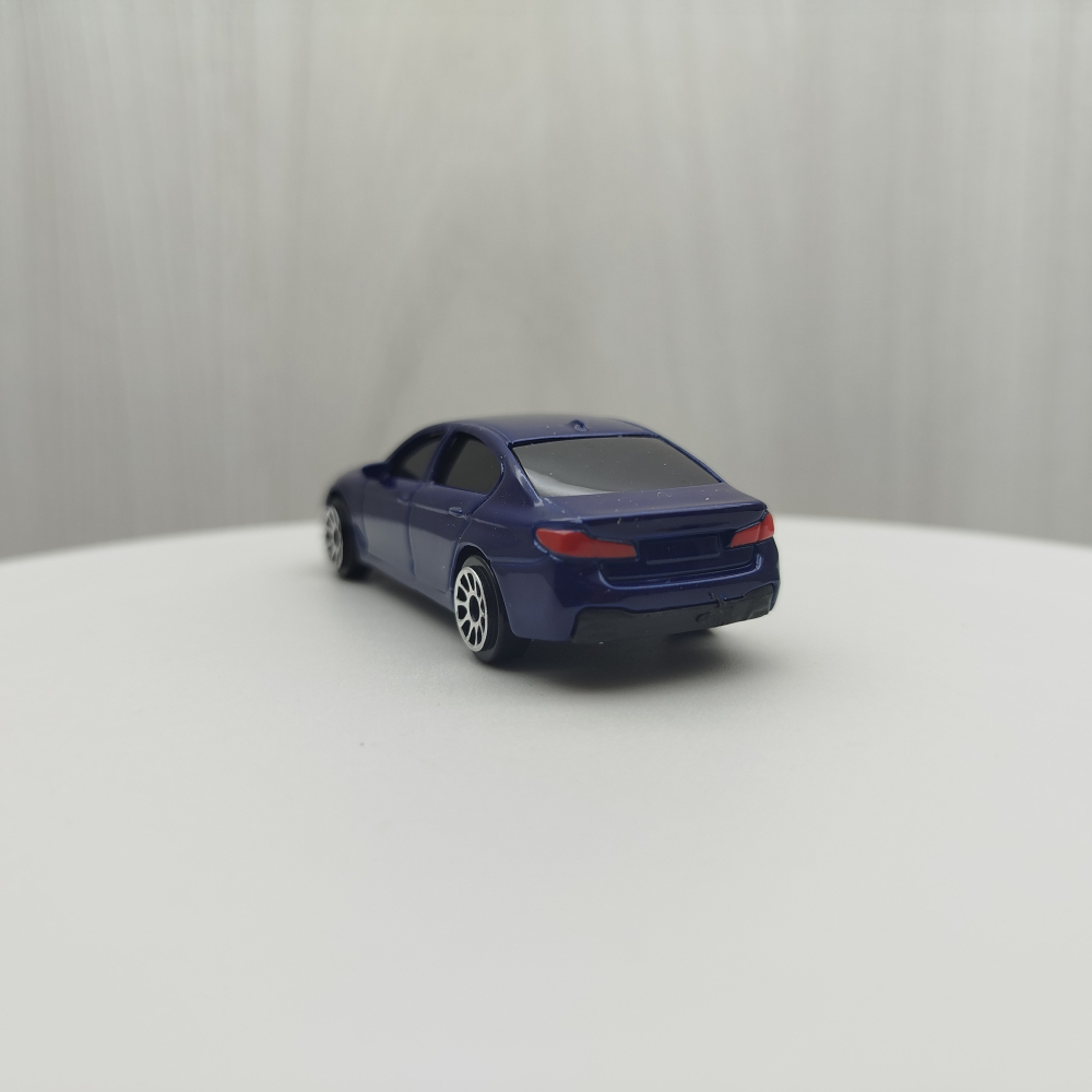 台灣現貨 全新盒裝~1:64~寶馬 BMW 550I 藍色 黑窗 合金 滑行車 模型車 玩具 小汽車 兒童 禮物 收藏-細節圖3