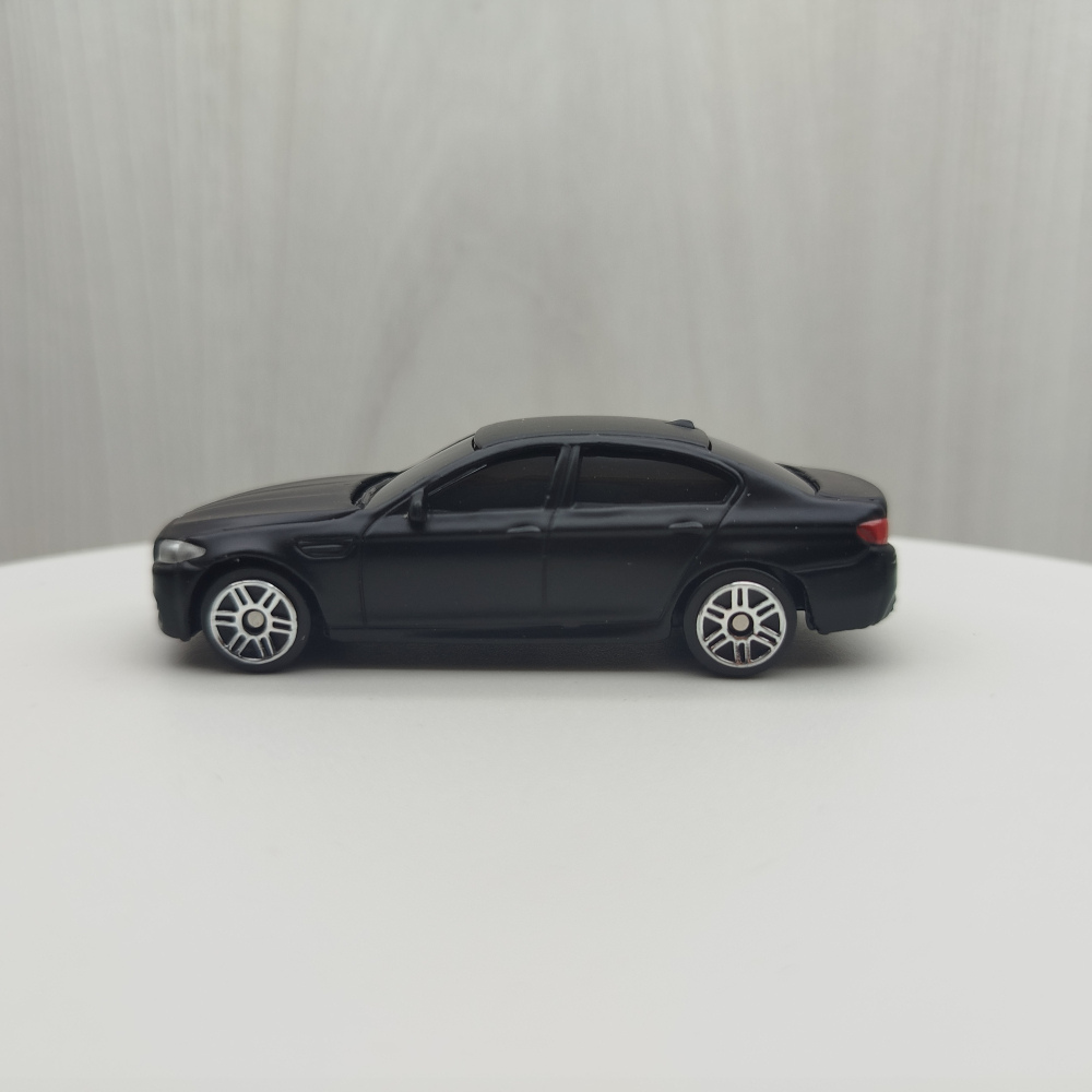 台灣現貨 全新盒裝~1:64~寶馬 BMW M5 消光黑色  黑窗 合金 滑行車 模型車 玩具 小汽車 兒童 禮物 收藏-細節圖2