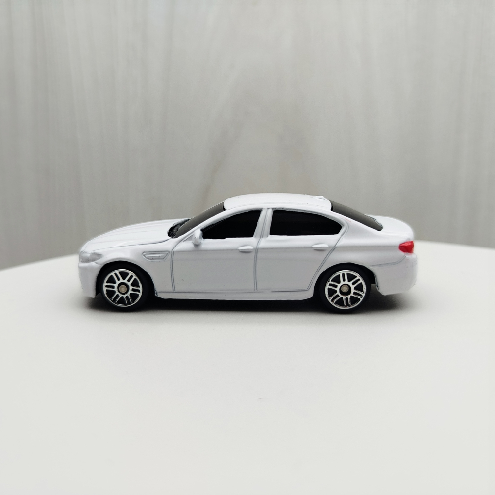台灣現貨 全新盒裝1:64~寶馬BMW M5 合金滑行車 白色  黑窗 合金 模型車 玩具 小汽車 兒童 禮物 收藏-細節圖2