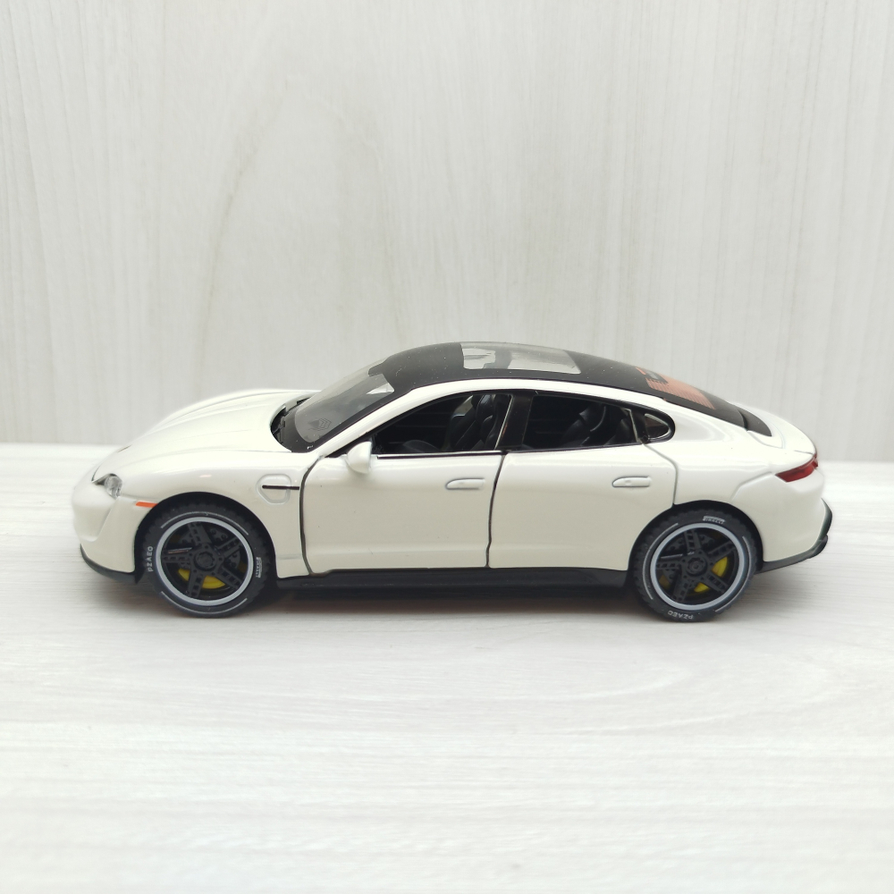 台灣現貨 全新盒裝1:32~保時捷 駿馬 TAYCAN TURBO S 米白色 合金 模型車 聲光車 玩具 兒童 禮物-細節圖2