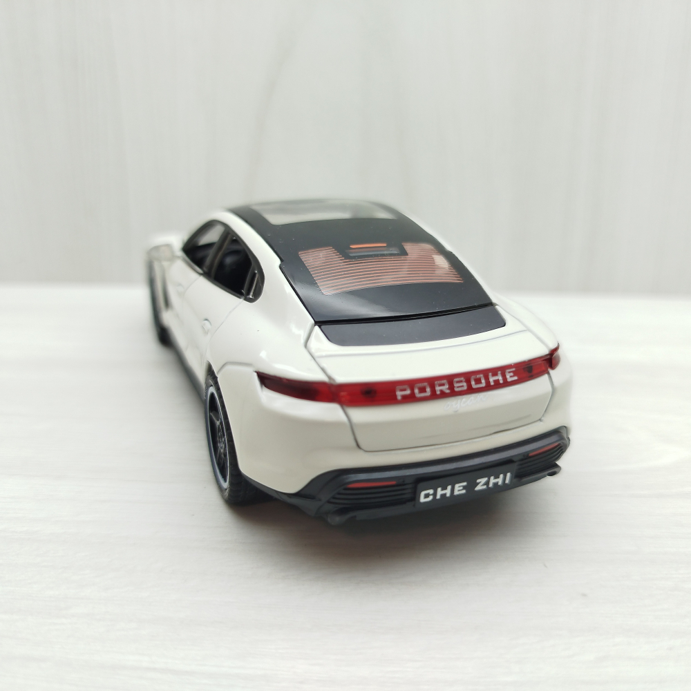 台灣現貨 全新盒裝1:32~保時捷 駿馬 TAYCAN TURBO S 米白色 合金 模型車 聲光車 玩具 兒童 禮物-細節圖4