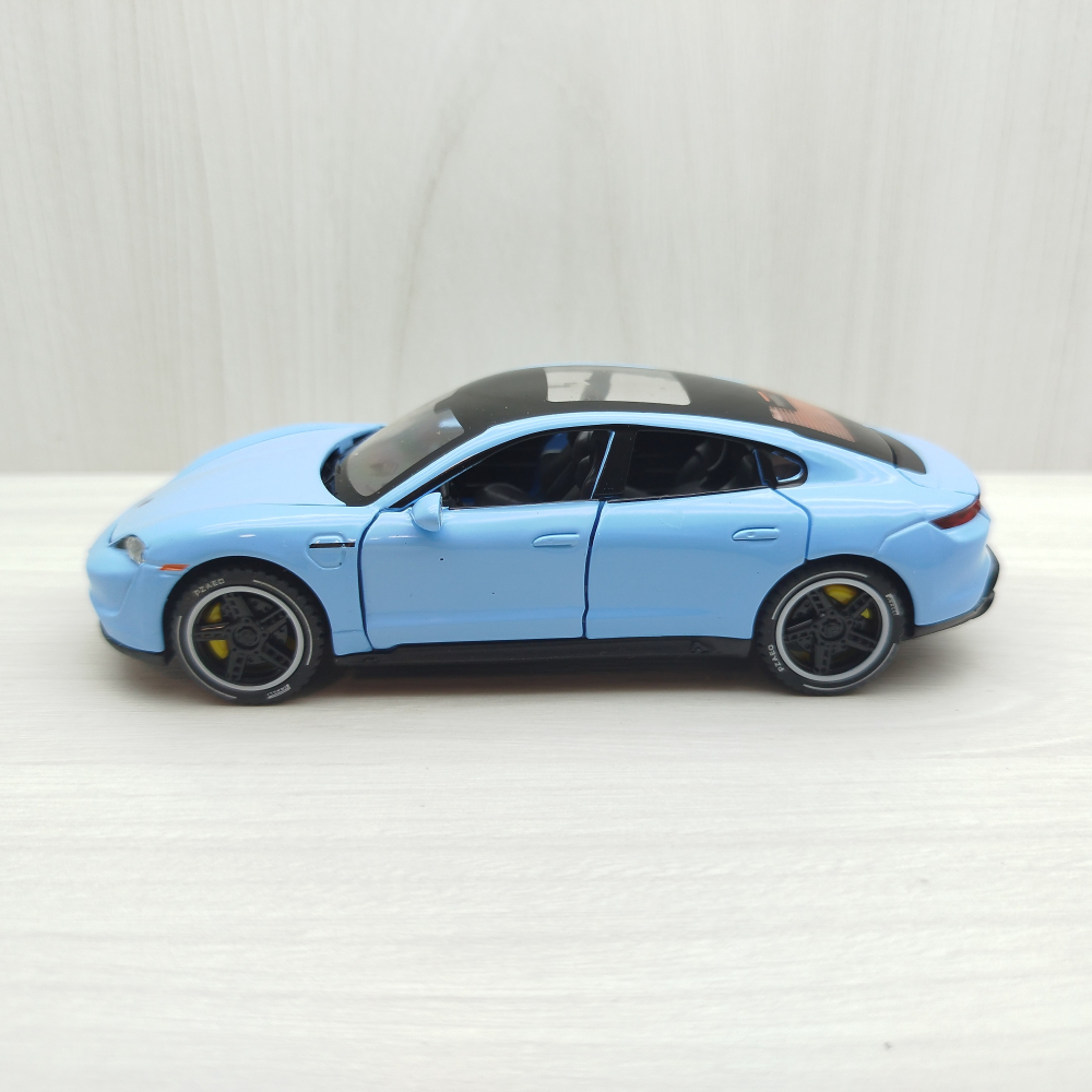 台灣現貨 全新盒裝1:32~保時捷 駿馬 TAYCAN TURBO S 淺藍色 合金 模型車 聲光車 玩具 兒童 禮物-細節圖2