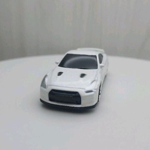 台灣現貨 全新盒裝~1:64~日產 NISSAN GT-R(R35) 白色 黑窗 合金 模型車 玩具 小汽車 兒童 禮物