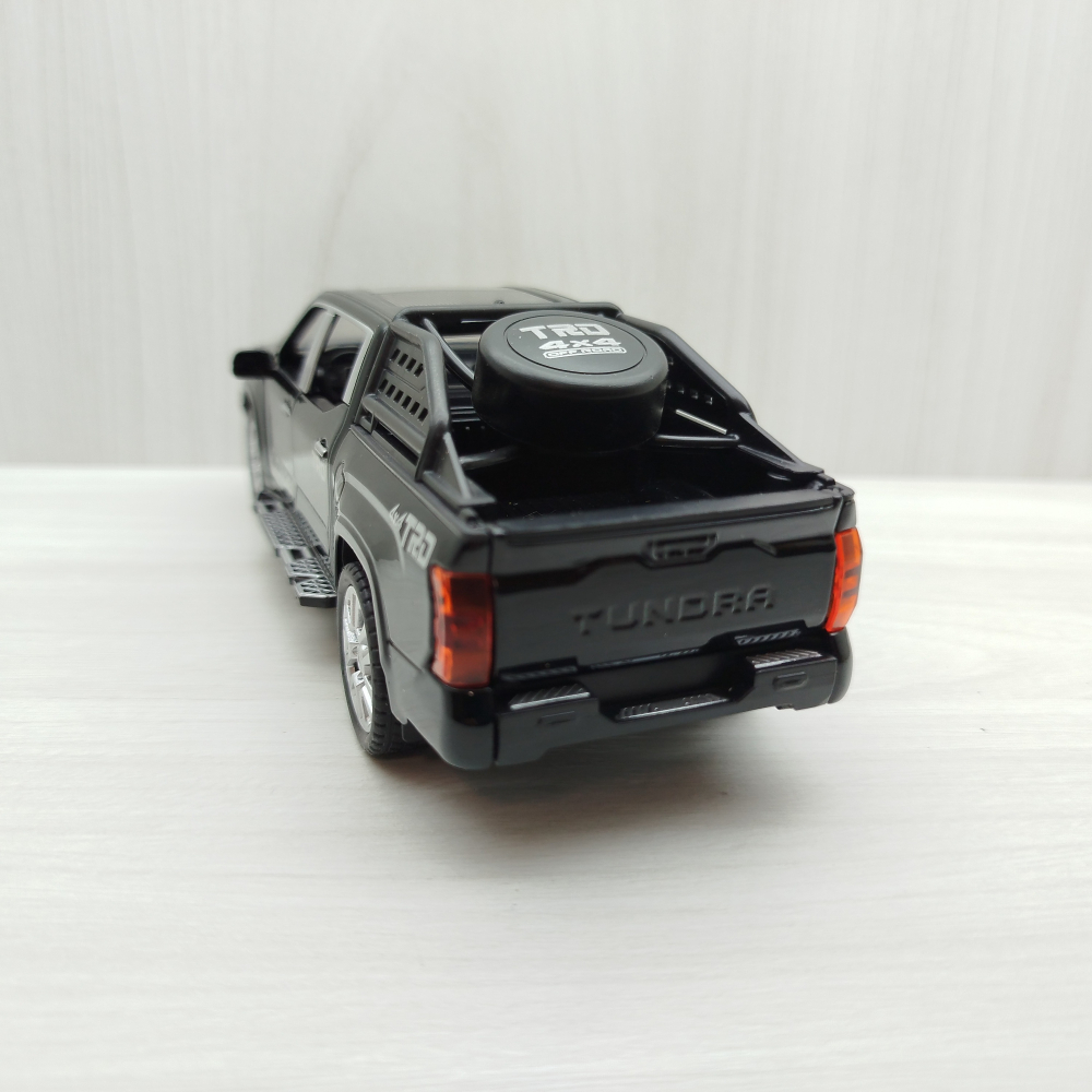 全新盒裝現貨~1:32~豐田 TOYOTA TUNDRA 坦途 皮卡黑色 合金 模型車 聲光車 交通模型-細節圖4