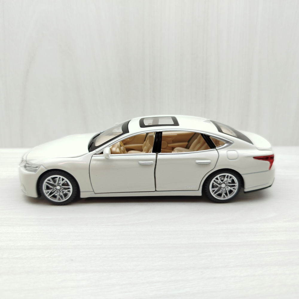 全新盒裝現貨~1:32~凌志 Lexus LS500H 白色 合金 模型車 聲光車 迴力車 交通模型-細節圖2