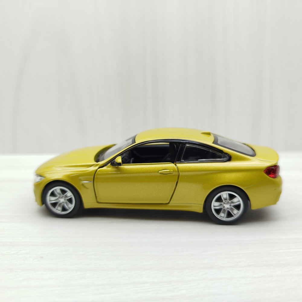 全新盒裝現貨~1:36~寶馬BMW M4 芥末綠色 合金 模型車 玩具 迴力 兒童 生日 禮物 擺飾 交通-細節圖2