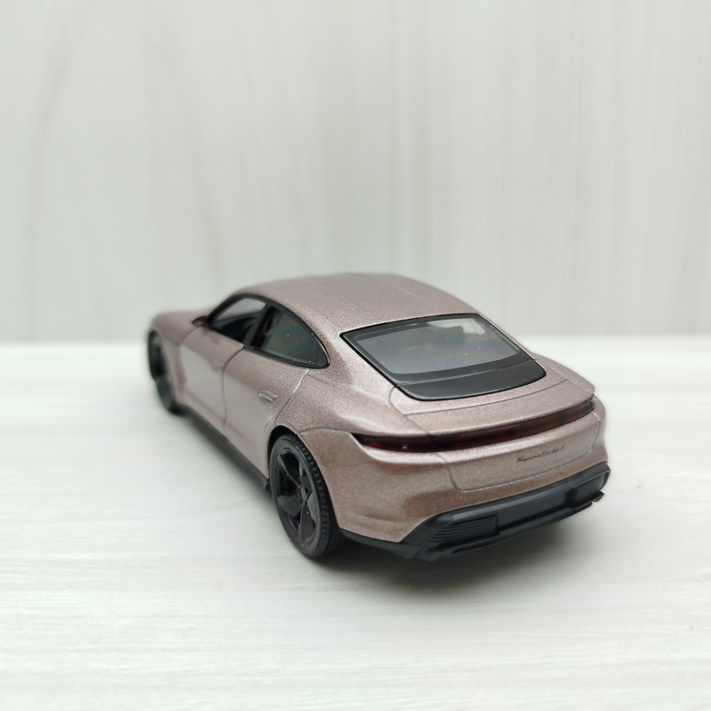全新盒裝現貨~1:36~保時捷 駿馬 TAYCAN TURBO S 褐色 合金 模型車 迴力車 交通模型-細節圖4