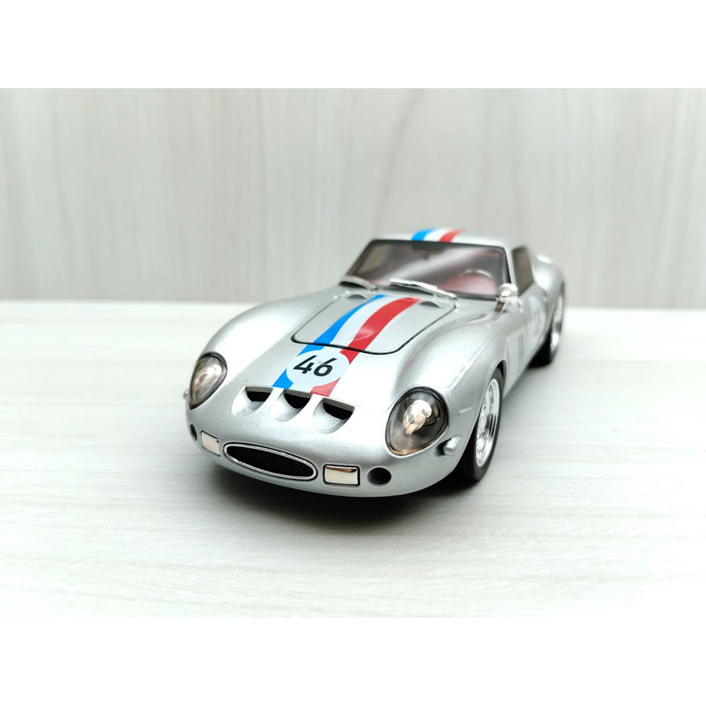 全新盒裝現貨~1:32~法拉利 250跑車 銀色 車燈恆亮開關 合金 模型車 聲光車-細節圖2