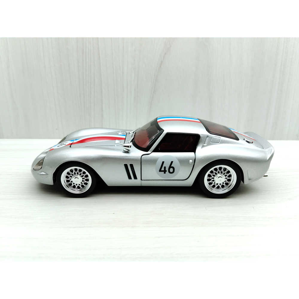 全新盒裝現貨~1:32~法拉利 250跑車 銀色 車燈恆亮開關 合金 模型車 聲光車-細節圖3