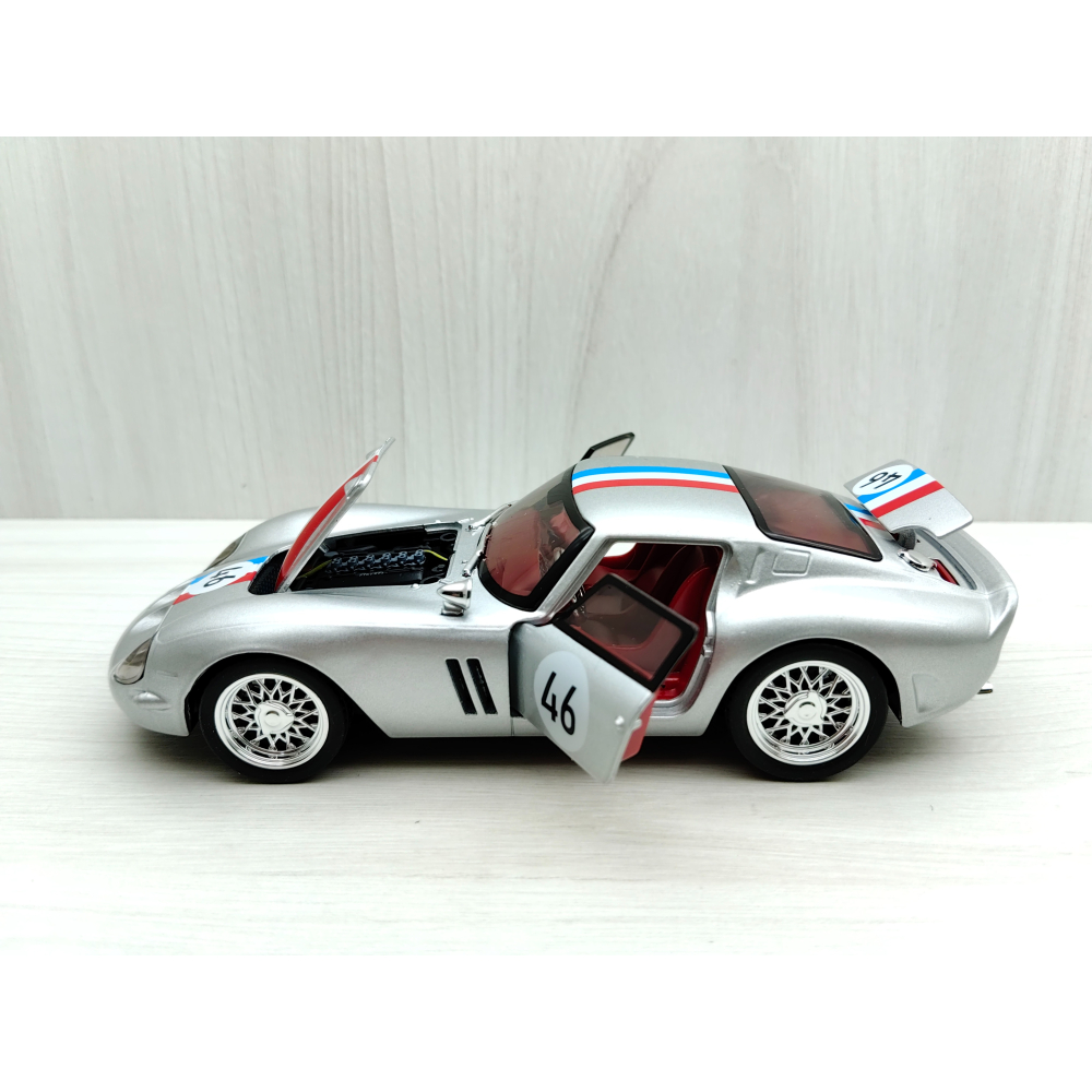 全新盒裝現貨~1:32~法拉利 250跑車 銀色 車燈恆亮開關 合金 模型車 聲光車-細節圖4