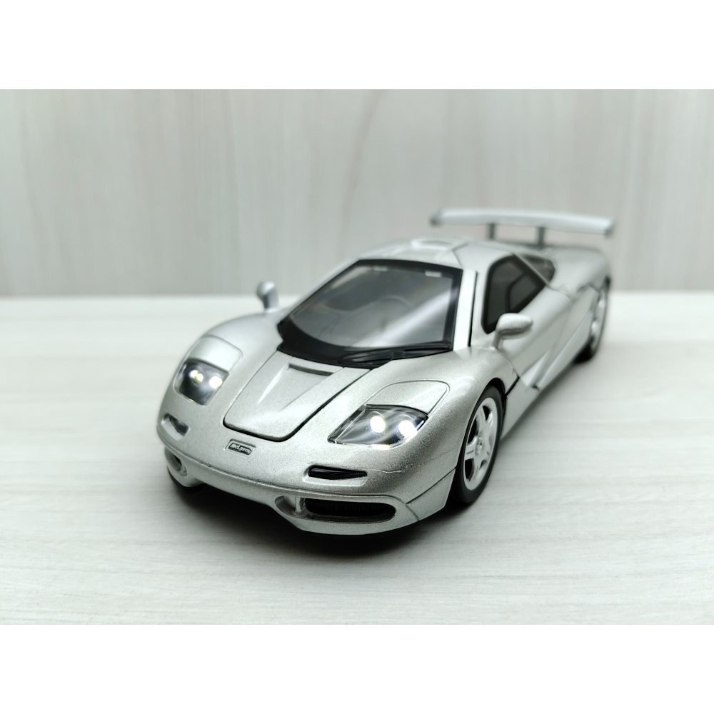 全新盒裝現貨~1:32~麥拉倫 McLaren F1 銀色 車燈恆亮開關  合金 模型車 聲光車-細節圖2