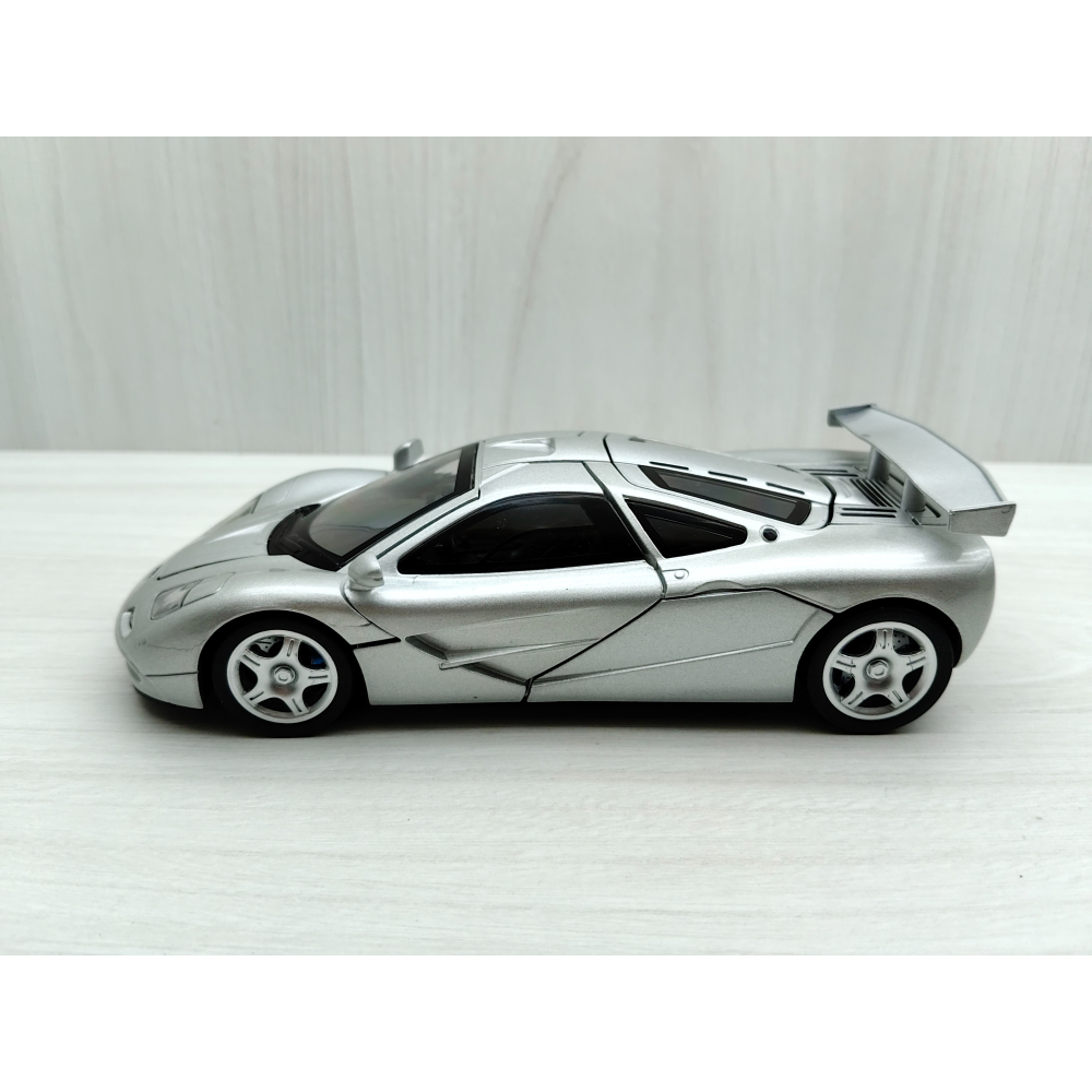 全新盒裝現貨~1:32~麥拉倫 McLaren F1 銀色 車燈恆亮開關  合金 模型車 聲光車-細節圖3