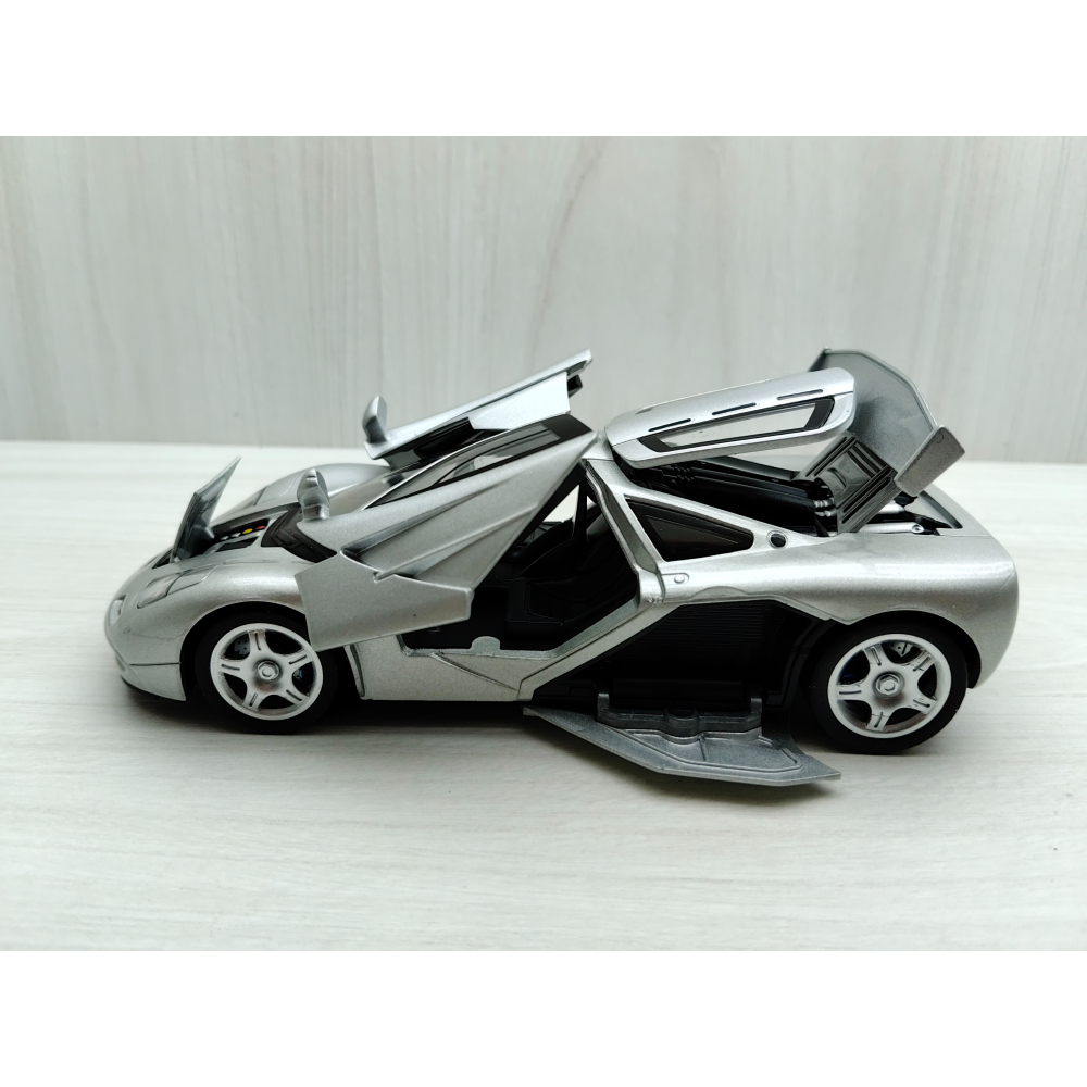 全新盒裝現貨~1:32~麥拉倫 McLaren F1 銀色 車燈恆亮開關  合金 模型車 聲光車-細節圖4