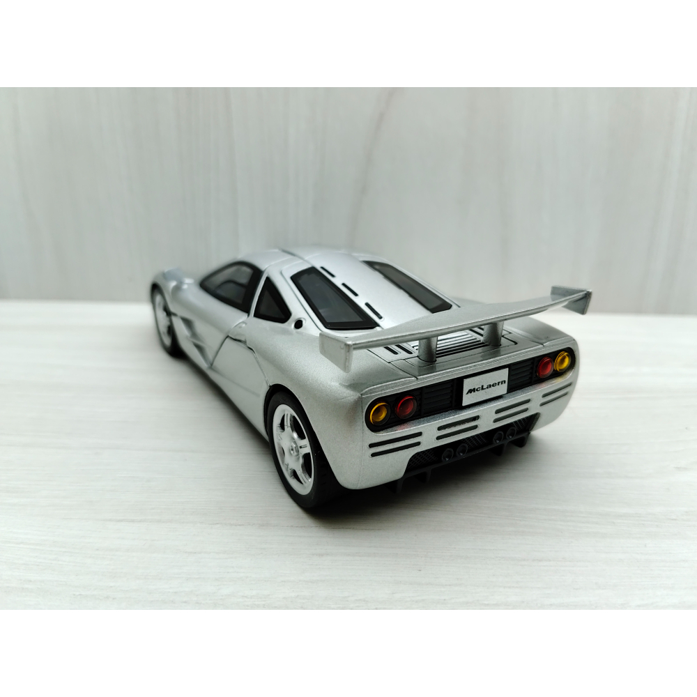 全新盒裝現貨~1:32~麥拉倫 McLaren F1 銀色 車燈恆亮開關  合金 模型車 聲光車-細節圖5
