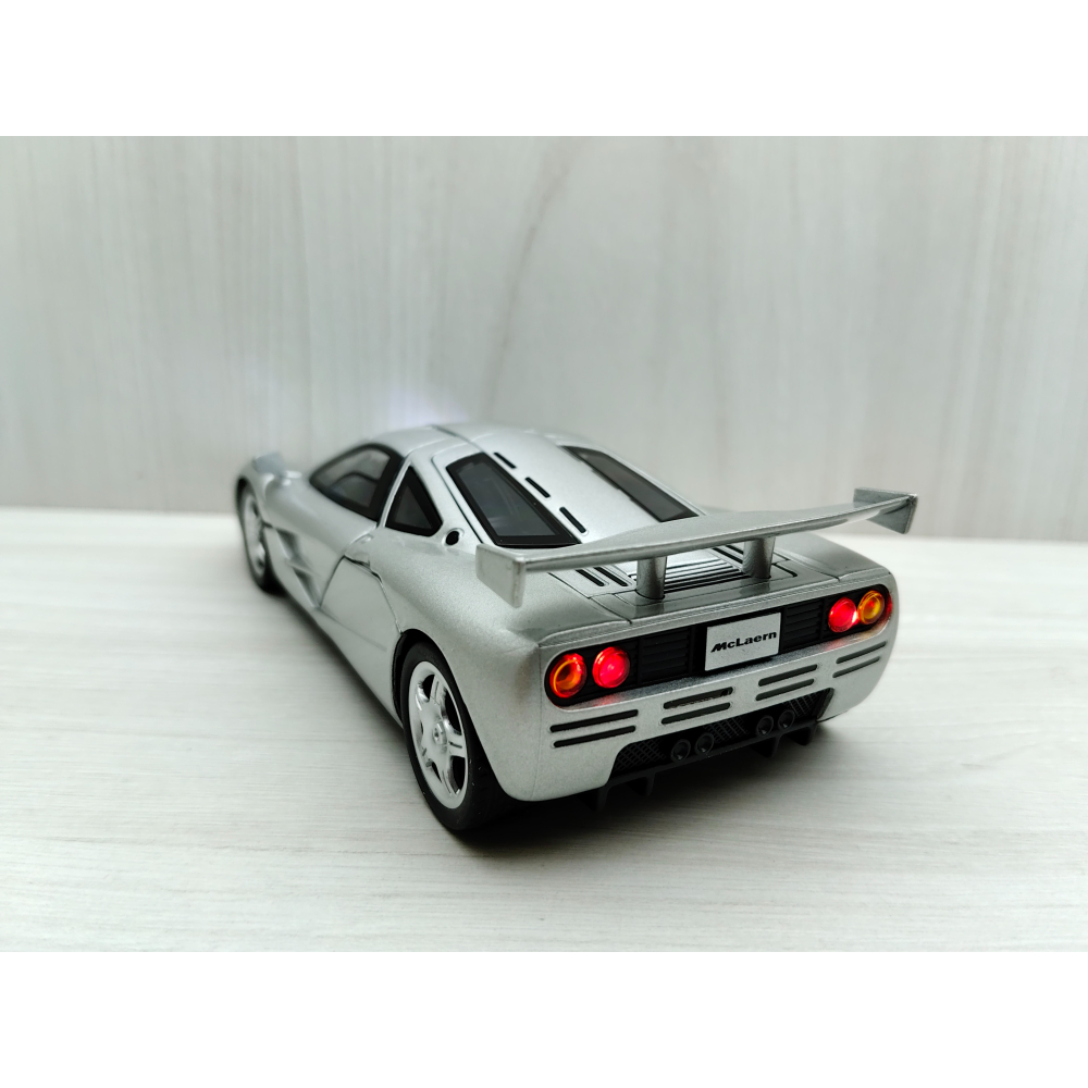 全新盒裝現貨~1:32~麥拉倫 McLaren F1 銀色 車燈恆亮開關  合金 模型車 聲光車-細節圖6