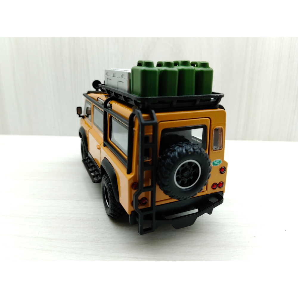全新盒裝現貨~1:32~路虎衛士 LAND ROVER 越野箱型車 沙漠黃 前輪轉向 車燈恆亮開關 合金模型車-細節圖6